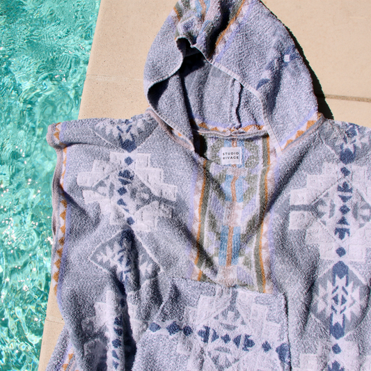 Les avantages du poncho de surf pour les sessions glisse
